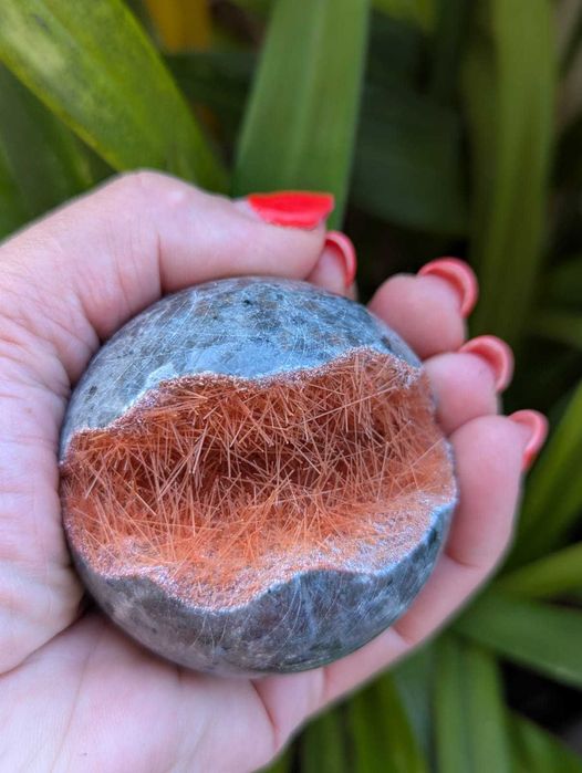 Esfera de Cristal de Quartzo com Agulhas de Goethite Vermelhas.