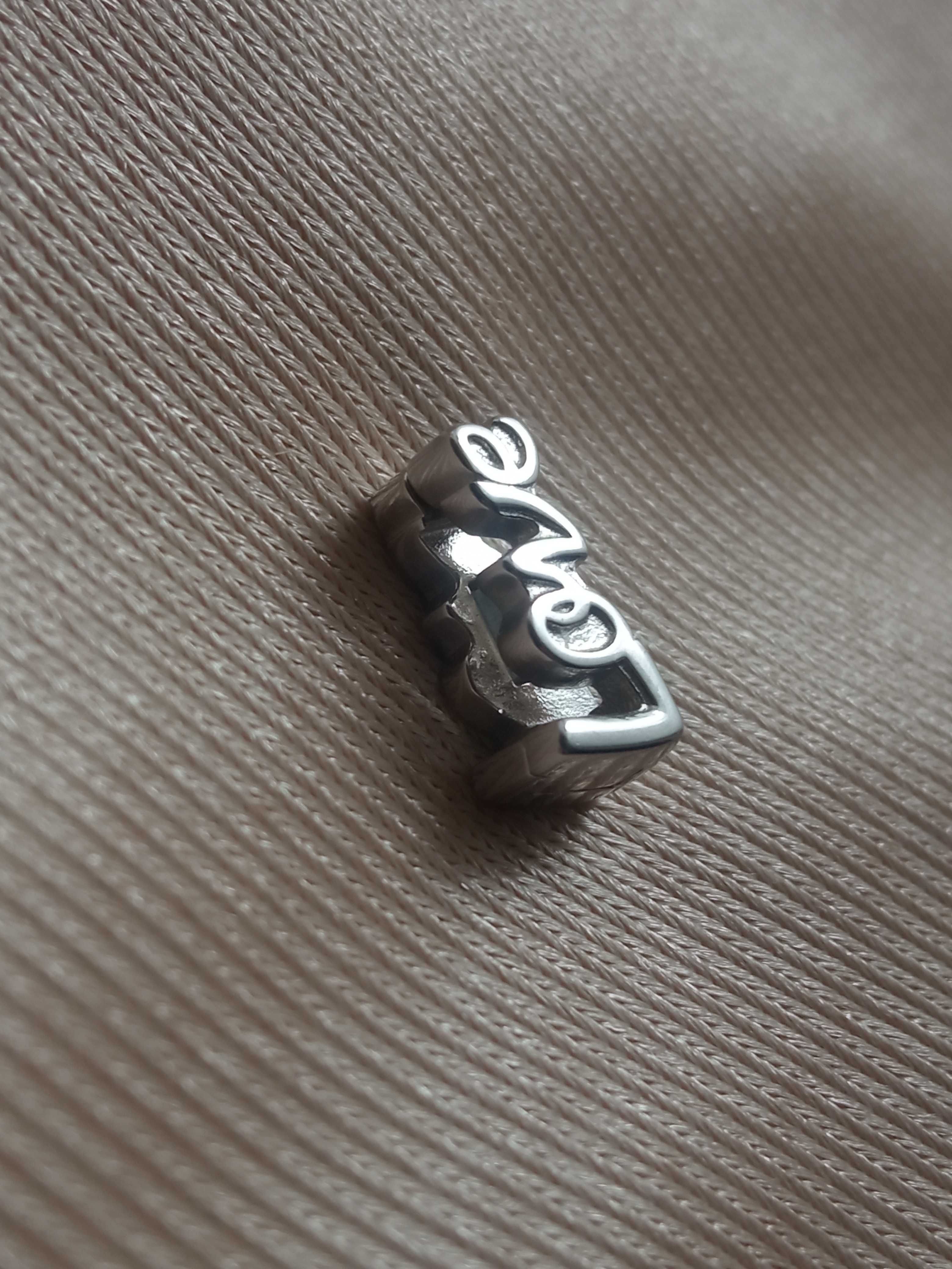 Srebrna zawieszka płaska Charms Pandora Reflexions napis Love S925