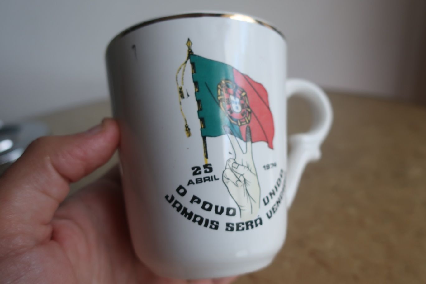 Caneca 25 de abril de 1974 portuga (original, rara, adquirida em 1975)