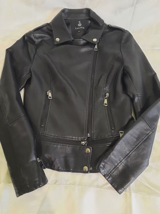 Гарна жіноча куртка