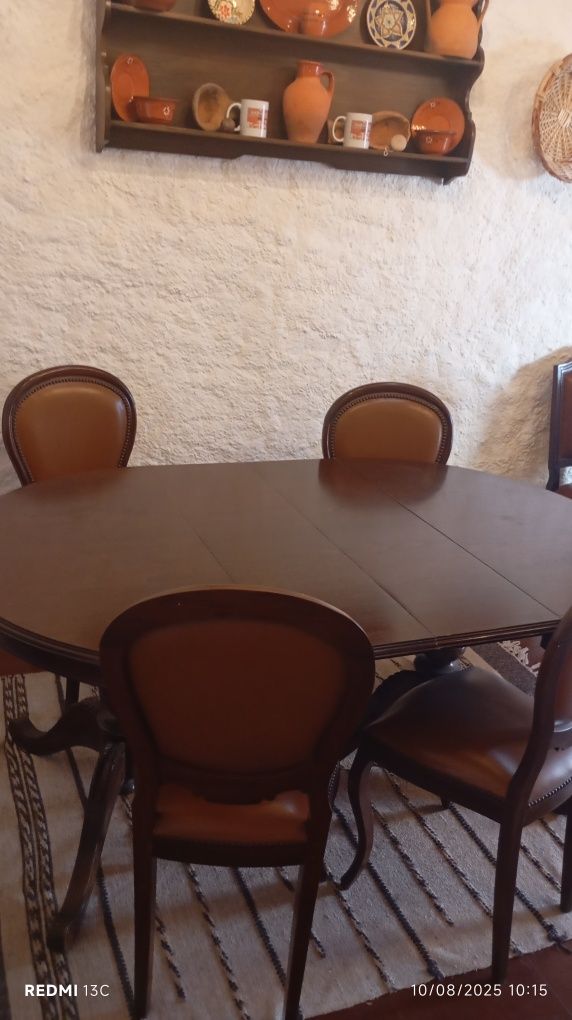 Mesa de sala em madeira maciça e exensível, com 6 cadeiras