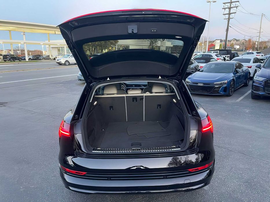 Audi e-tron      2023