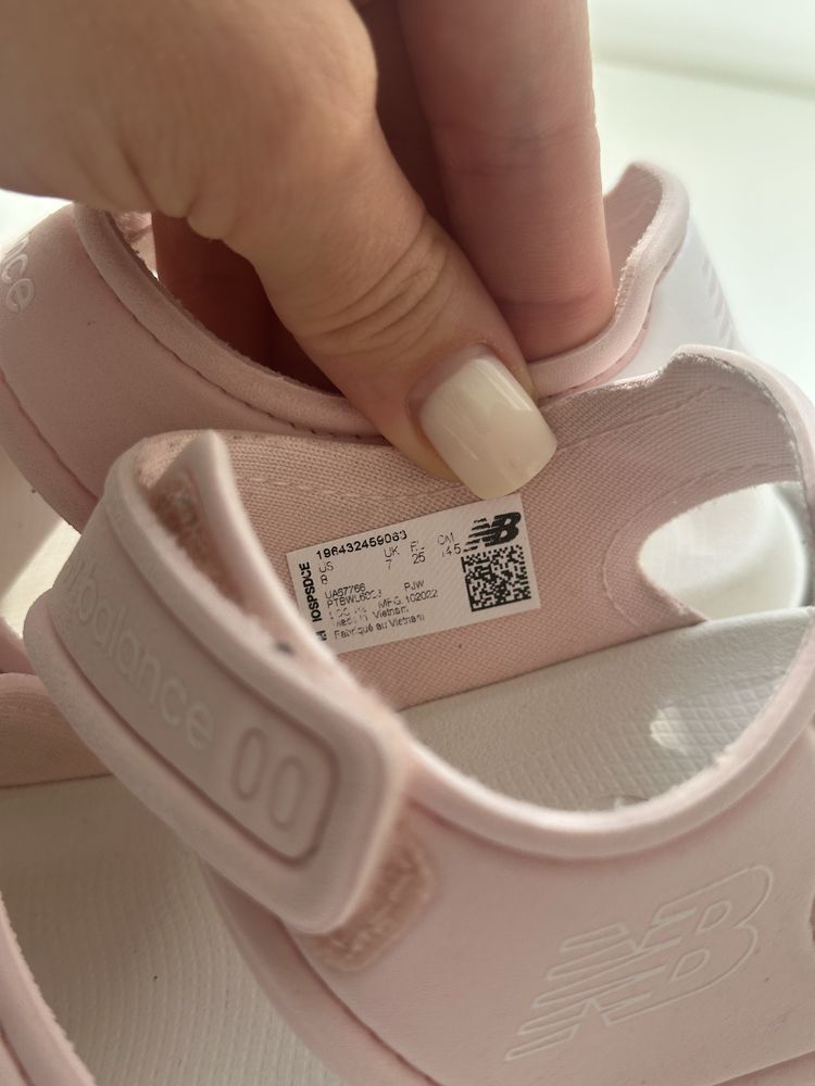 Дитячі босоніжки New Balance