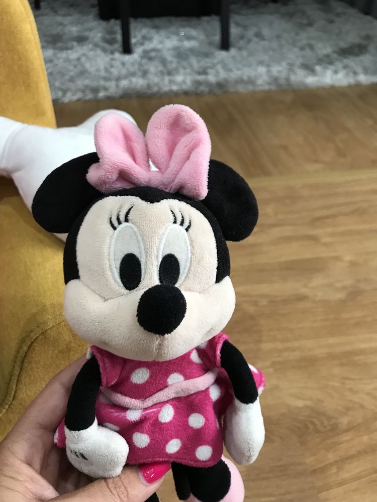 Vendo sofa crianca, duas Minnie’s e um Mickey peluches