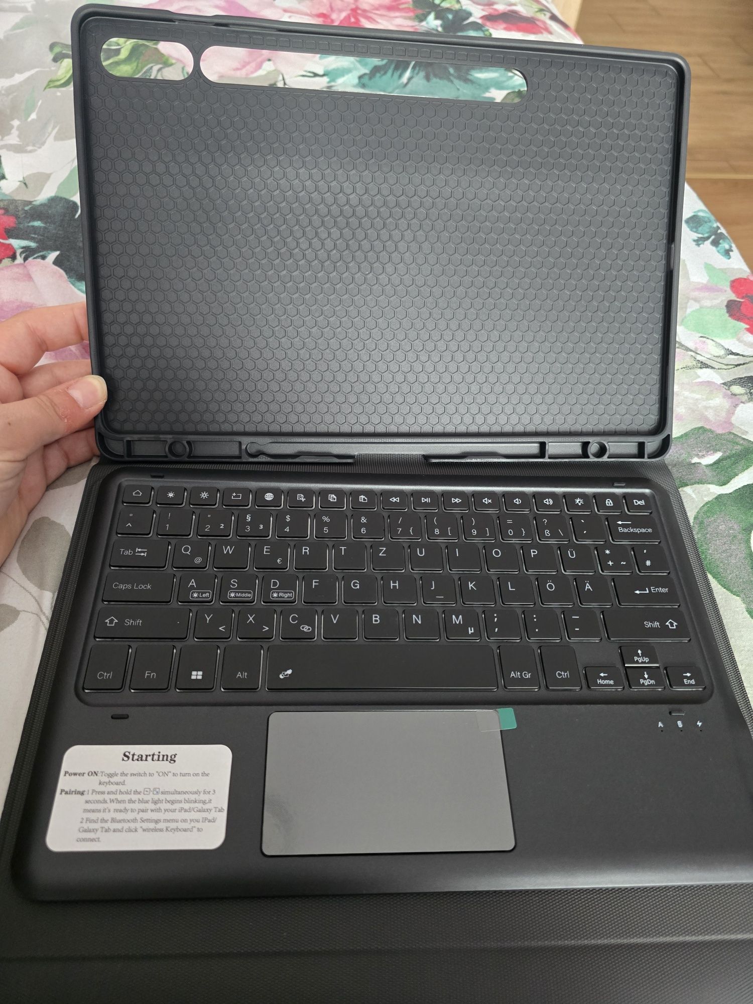 Nowe etui z klawiatura do tabletu