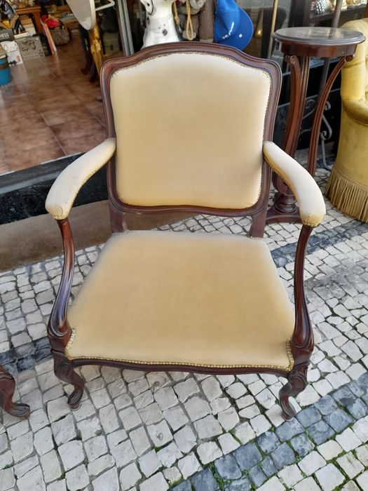 Cadeirões,  poltronas com pernas em madeira estofo veludo