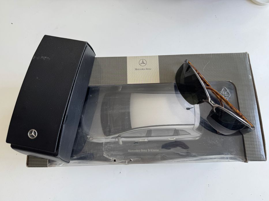 Miniature Mercedes Classe B 2010 e conjunto de óculos Mercedes