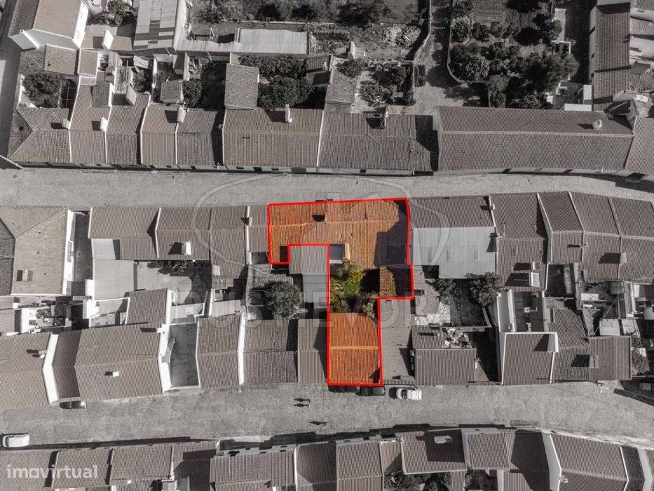 Moradia com duas frentes, armazém e quintal em São Manços (18 km - ...