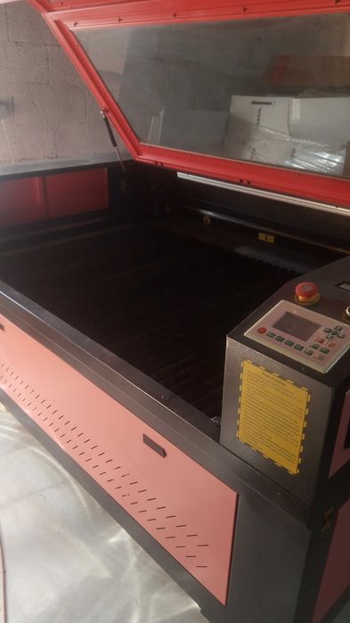 Máquina Laser C02 Gravação/Corte  130 x 90 cm