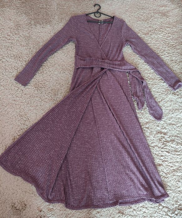 Пляття з розрізом до талії