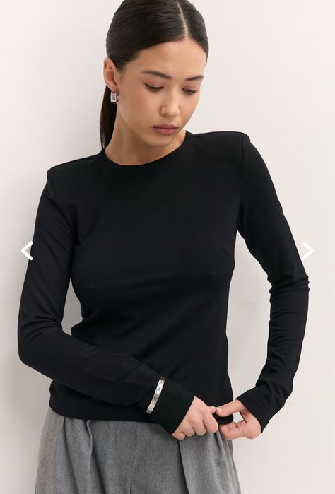 Чорна базова кофта з плечиками від Vloria