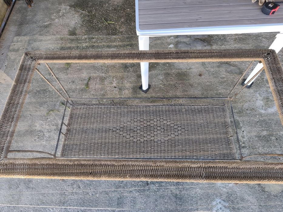 Mesa de vidro e em ferro