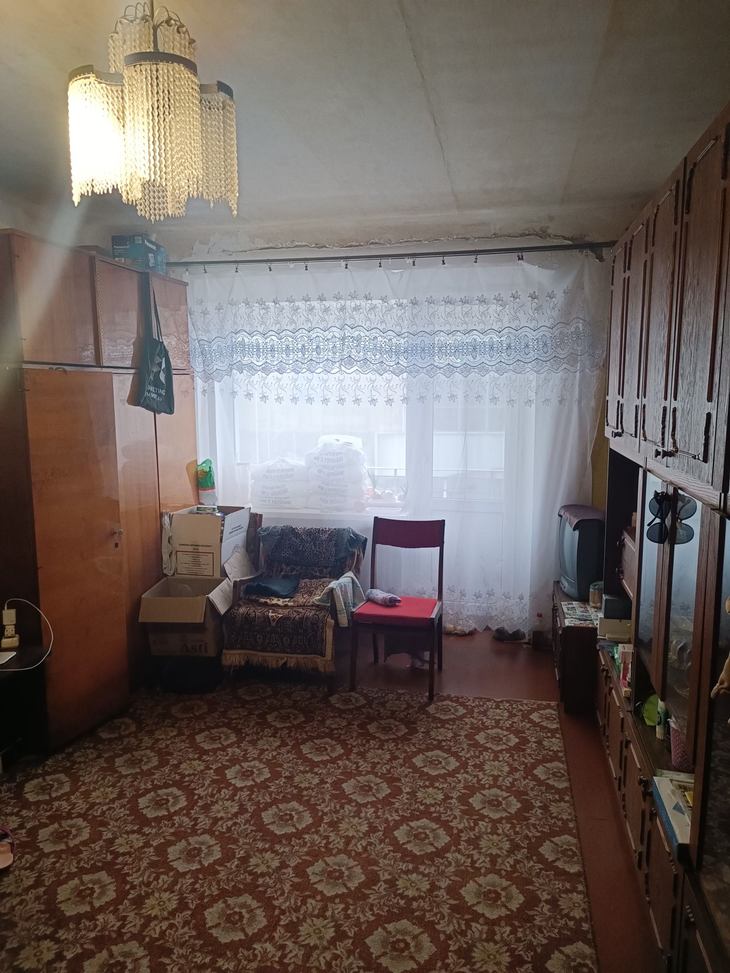 Квартира в центрі міста на середньому поверсі .