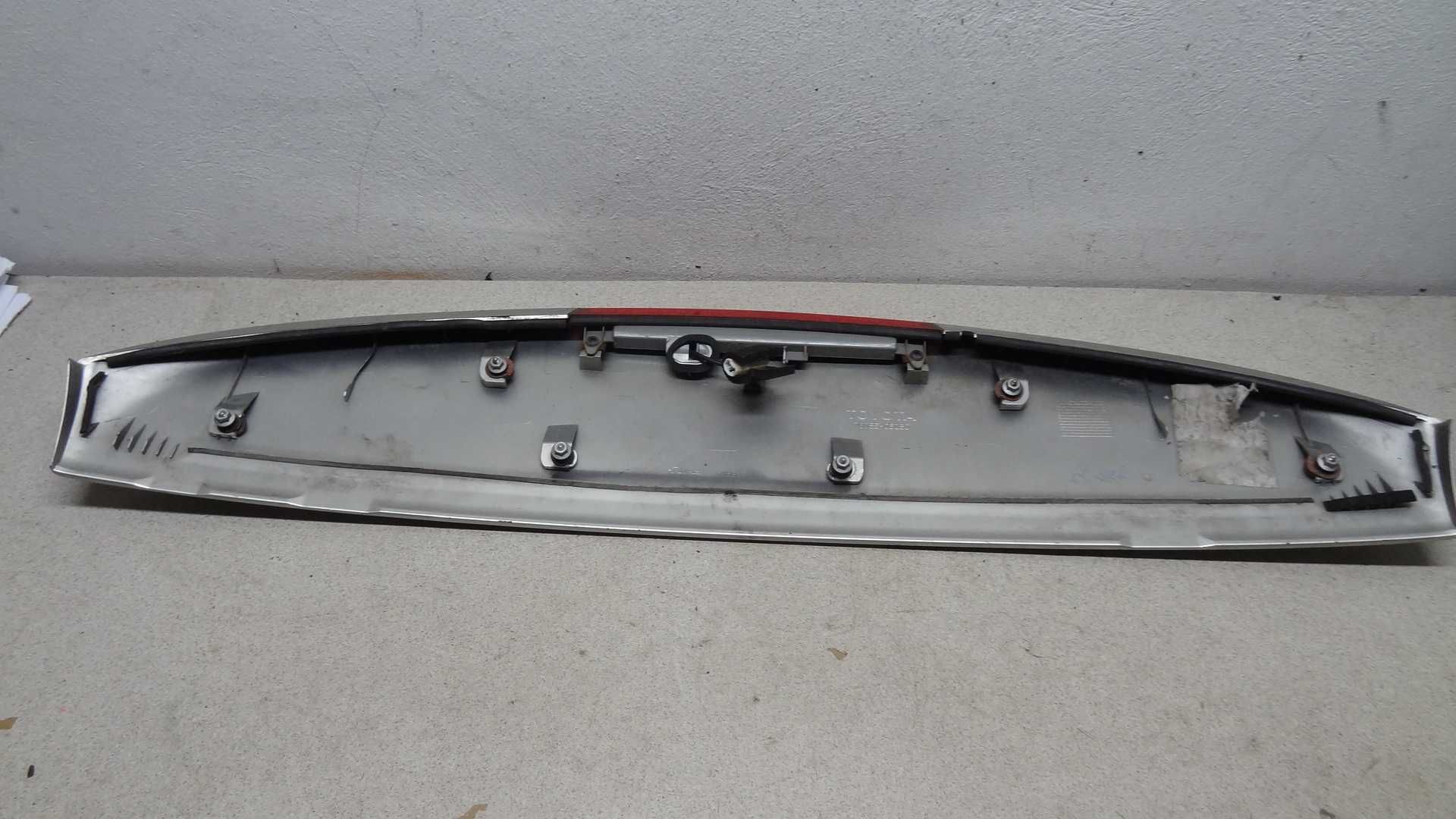 Toyota avensi T25 kombi spoiler światło stop klapa tył