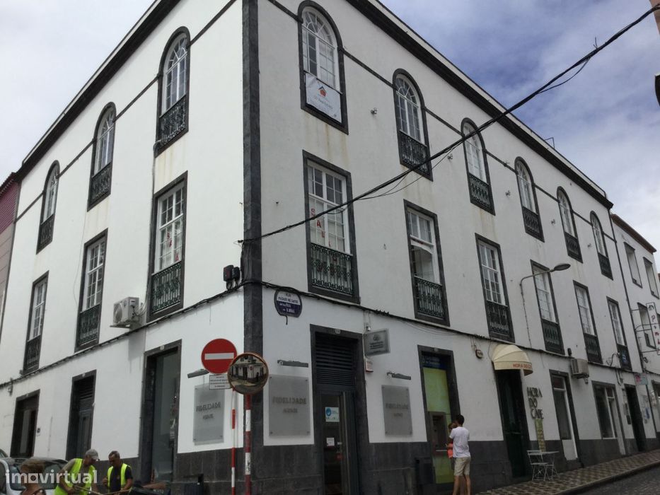 Edifício comercial em plena Rua Machado dos Santos nº 96 a 106