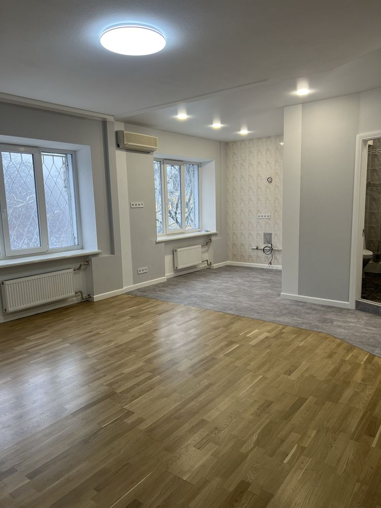 Двухкомнатная квартира с  новым  ремонтом  в центре  Харькова.