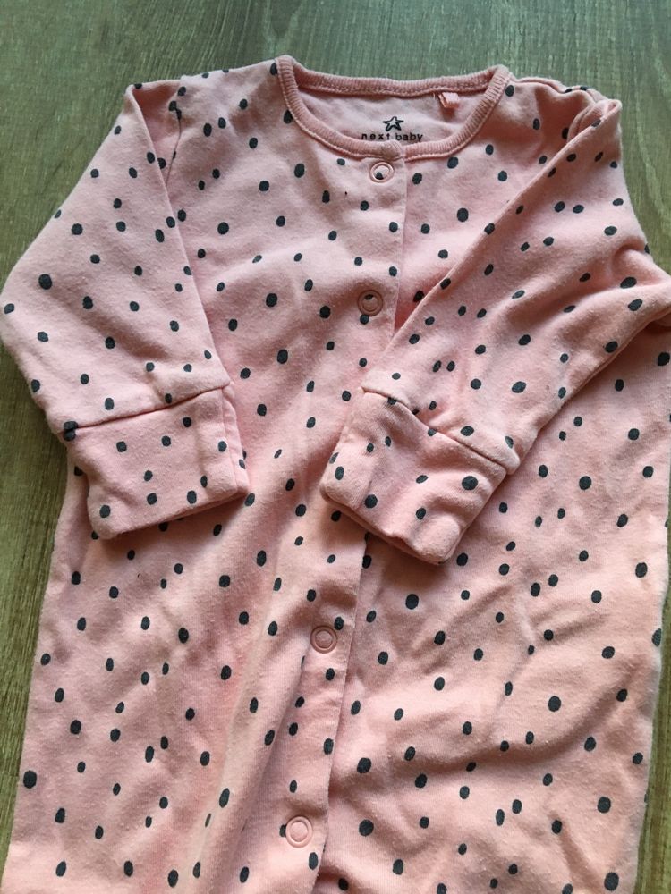 Różowy pajacyk śpiochy w kropki marki Next Baby 56
