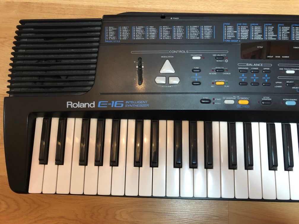 Roland E16 Inteligent Synthesizer