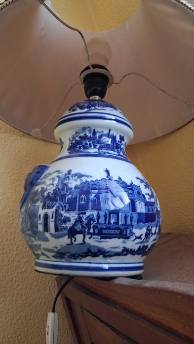 Candeeiro de porcelana azul e branco