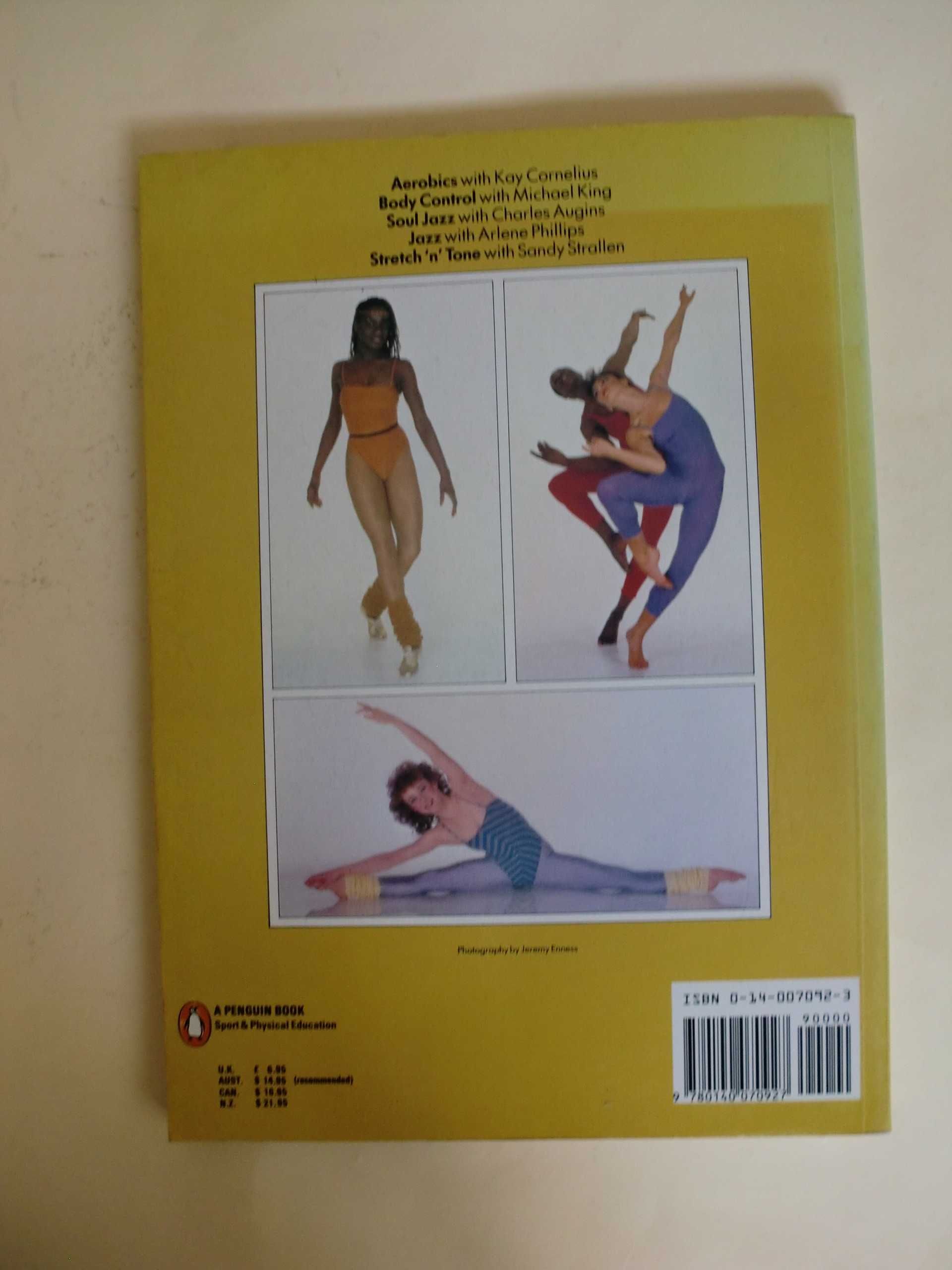 The Pineapple Dance Book by Debbie Moore
de Gay Search e David Roper