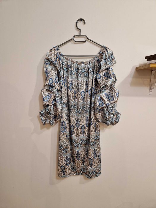 Piękna nowa sukienka z bufiastymi rękawami boho